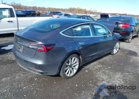 2018 Tesla Model 3 Long Range/Mid Range z USA, uszkodzony, nr VIN 5YJ3E1EA3JF007842